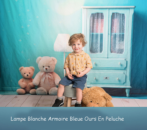 Lampe Blanche Armoire Bleue Ours En Peluche Mur Floral