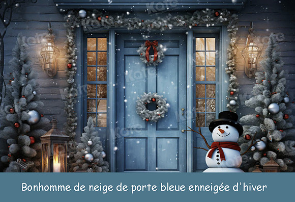 Bonhomme de neige de porte bleue enneigée d'hiver